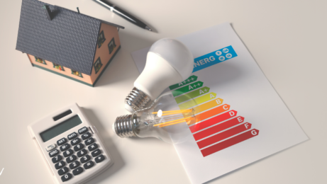 Zjistěte, jak energetická třída ovlivňuje cenu nemovitosti až o 20% a podmínky hypoték v roce 2025. Kompletní přehled dotací, zelených hypoték a návratnosti investic do úsporných opatření.